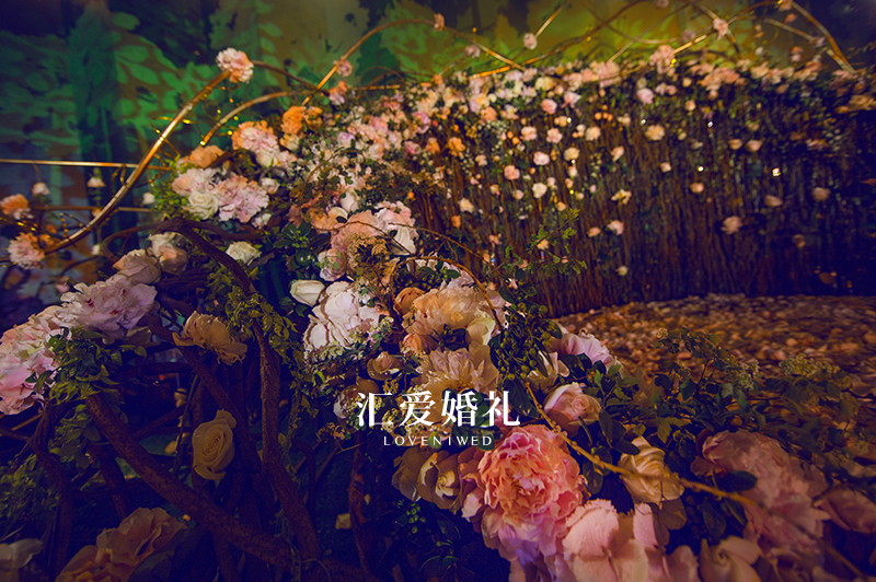 柳如烟,花如絮,   诗飘逸,水轻柔,   雀鸟归巢,深情共以老.